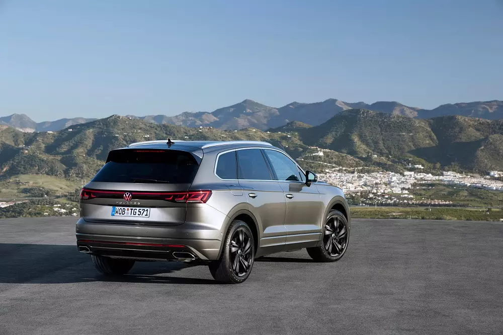 Touareg 2025 bản cao cấp sẽ sở hữu logo phát sáng màu đỏ